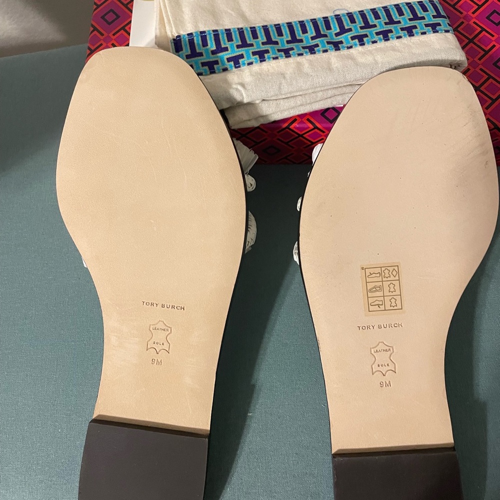 Brand new rope flat slide. Never worn box & dust bag included.